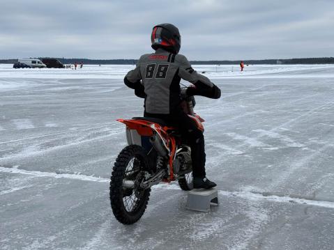 13 vuotias, kaksinkertainen Jääradan Juniori-luokan Suomen mestari Aatos Pirttinen nousi tänä vuonna ajamaan isompiin, 125- ja A250 -luokan kisoihin. Korokepalli on startissa vielä tarpeen.