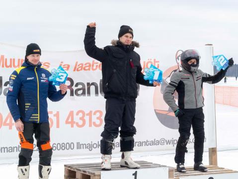 125-luokan podium: Waltteri Romunen (vas.), Juho Mähönen ja seuraavaan A250-luokan lähtöön valmistautunut Aatos Pirttinen.