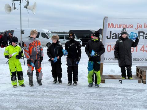 Kaikki Junior-luokan kuljettajat palkittiin. Otto Petjala (vas.), Eino Petjala, Sulo Hänninen, Juice Patama ja Tuomas Ihalainen.