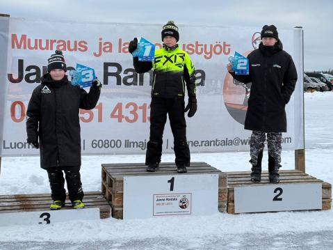 Junior-luokan  ensimmäisen lähdön voittajat: Tuomas Ihalainen (vas.), Aaron Koivula ja Eetu Aronen. 