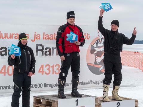 B450-luokan podium: Joni Korhonen (vas.), Olli Mäkelä ja Riku Haapamäki.