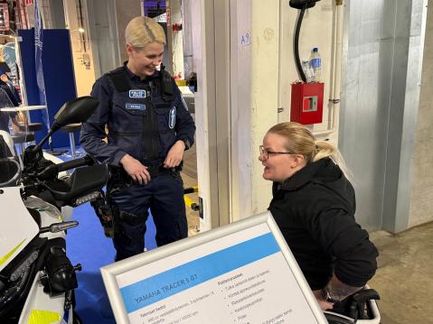 Moottoripyöräpoliisina toimiva Tiia Seima aloitti road racing -uraansa samoihin aikoihin Ulla Kuljun kanssa vuonna 2016.