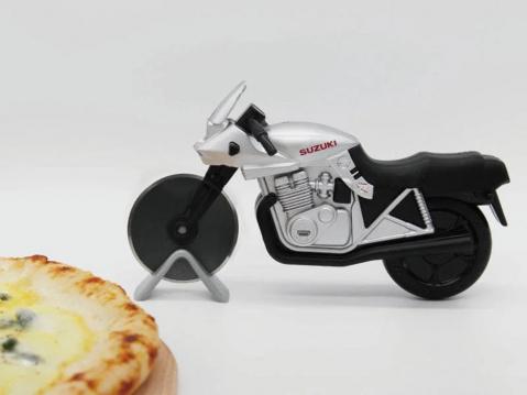 Suzuki Katana pizzaleikkuri telineineen.