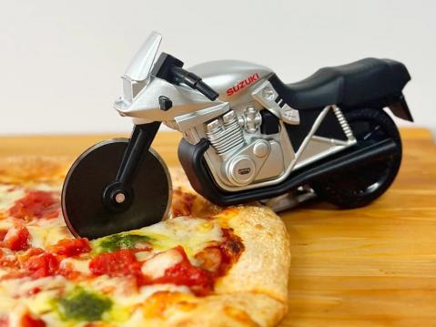 Suzuki Katana pizzaleikkuri puree hyvin.