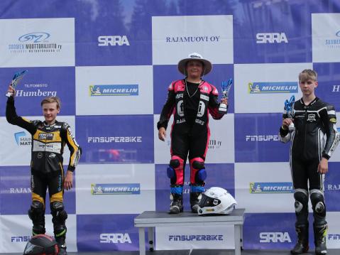 Moto5-luokan podium: Vuoden 2024 mestari Aatos Pirttinen (vas.), Domi Pekkanen ja Luukas Klemetti. Kuva: Juha Harju