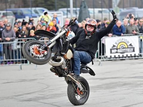 Kuopiolainen stunt-kuljettaja Eelis Rahunen esiintyy niin ikään Kuopion Mp-näyttelyssä. Kuva Vesa Kervinen, KMC.