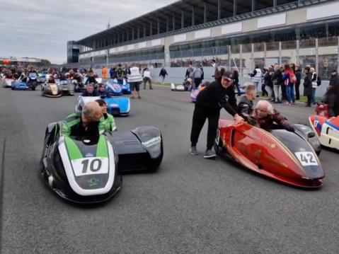 Sidecar festivaaleille osallistui 206 pyöräkuntaa. Kuvassa #10 Jorden Klok/Carmen Laydy (vas) ja #42 Markku Artila/Matti Liekari. Kuvakaappaus Motorsport Arena Oscheslebenin videolta