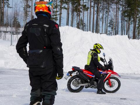 Talvitreeniä Honda CRF 300 Rallylla.