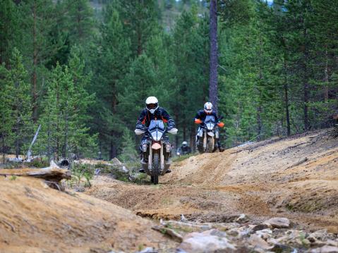 Adventuresafarilla Saariselän maisemissa luvanvaraisilla reiteillä.