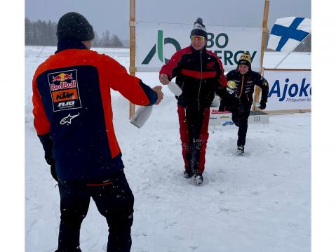 Alaikäinen Aatos Pirttinen (oik.) katsoi sivusta, kun Tatu Lauslehto (vas.) ja Ossi Rantala pääsivät korkkaamaan kuohujuomaa voittonsa kunniaksi. Kuva: Jani Pirttinen.