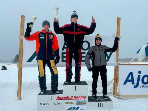 A250-luokan ensimmäisen erän podium. Tatu Lauslehto (vas.), Ossi Rantala ja Aatos Pirttinen. Kuva: Jani Pirttinen.