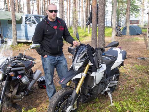 Timo ja 1200-kuutioinen Aprilia Dorso Duro.