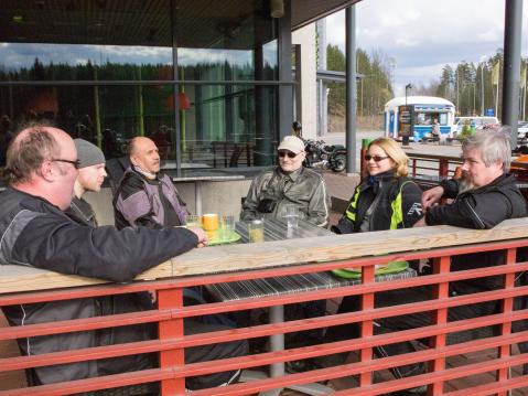 Ensimmäisenä vasemmalta on Joppe, sitten Vesa, seuraavan nimi valitettavasti jäi kuulematta, sitten Marko ja Päivi sekä Kimmo.