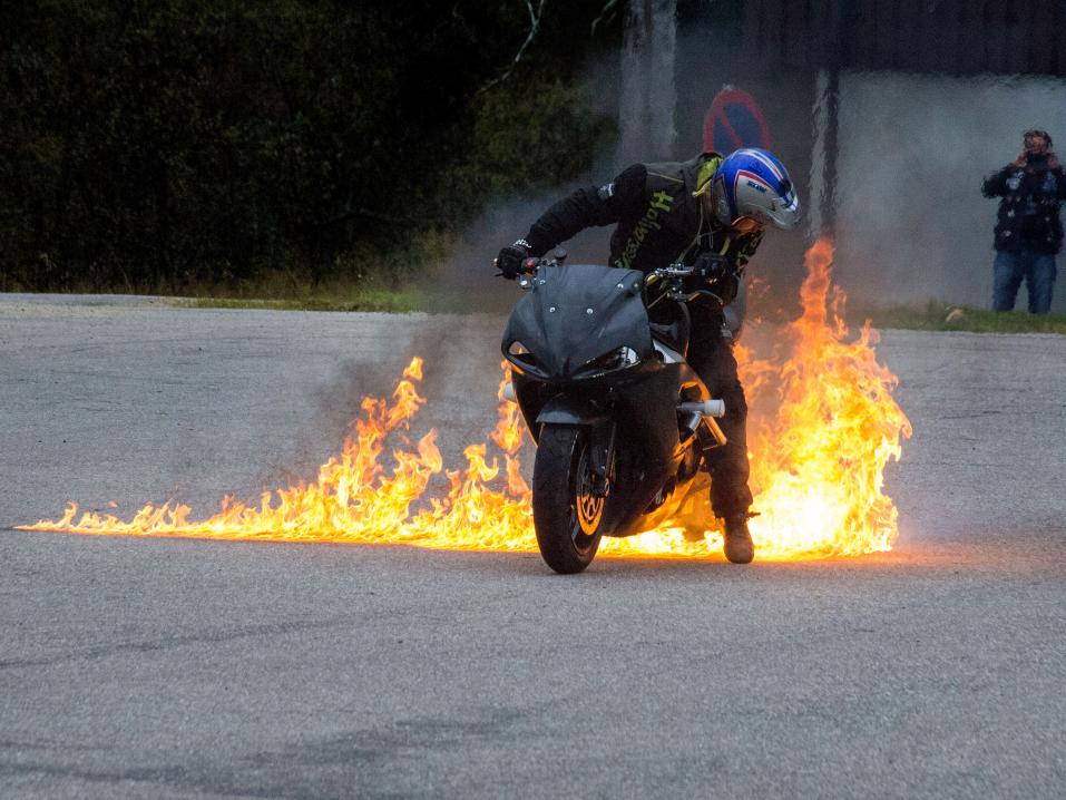 Cageridersien stunt-show on tulista katsottavaa.