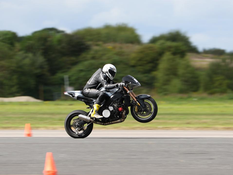 Hollantilainen Egbert van Popta, ja uusi World Wheelie Champion 213 mailia tunnissa Elvingtonin lentokentällä, Yorkshiressä, Englannissa. Kuva Phil Evans.