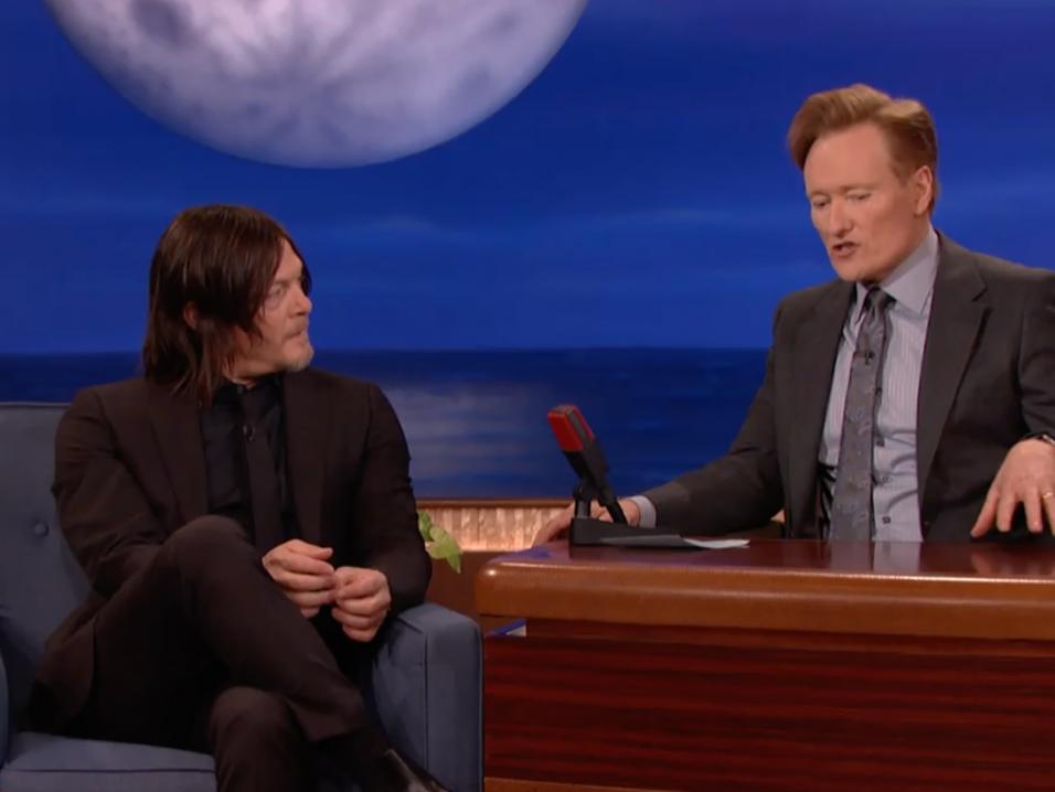 Tässä Norman Reedus eri yhteydessä Conan O'Brienin haastattelemana.