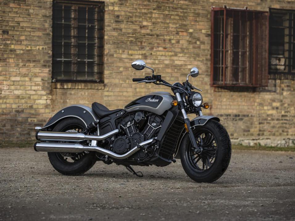 Indian Scout Sixty Star Silver/Thunder Black-kaksoisvärisenä.