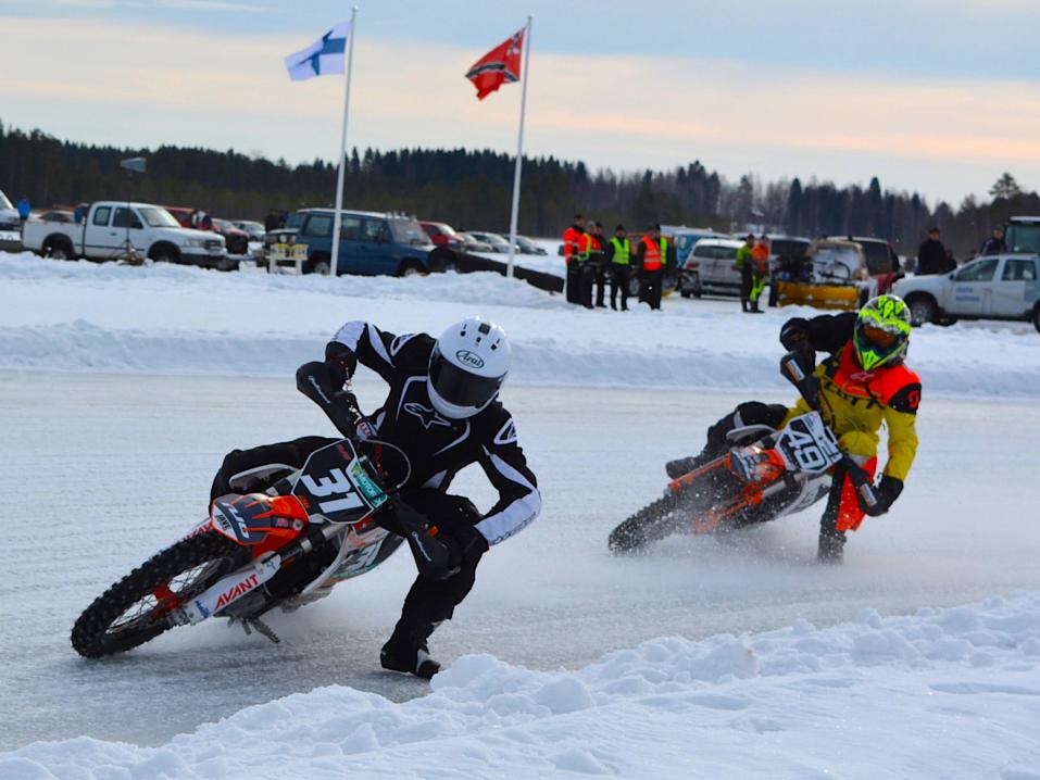 Niklas Ajo vei JR Lites -luokan ensimmäisen erän. Ville Jauhiainen kukitettiin Suomen mestariksi ensimmäisen erän toisen sijan myötä. Kuva: Nita Korhonen