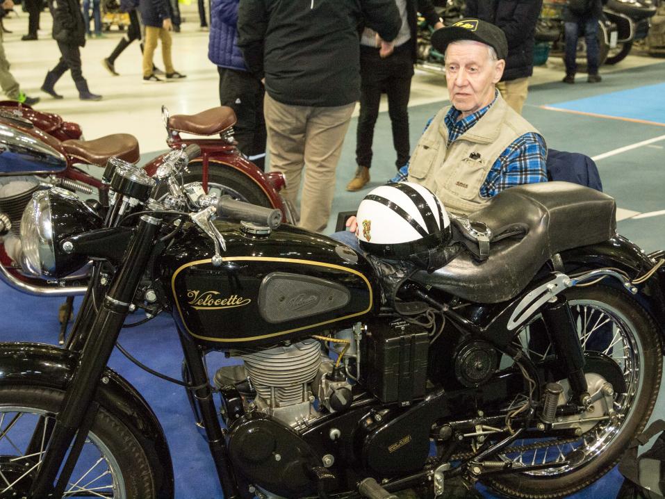 Antti Laitinen ja vuosimallin 1953 yksipyttyinen Velocette.