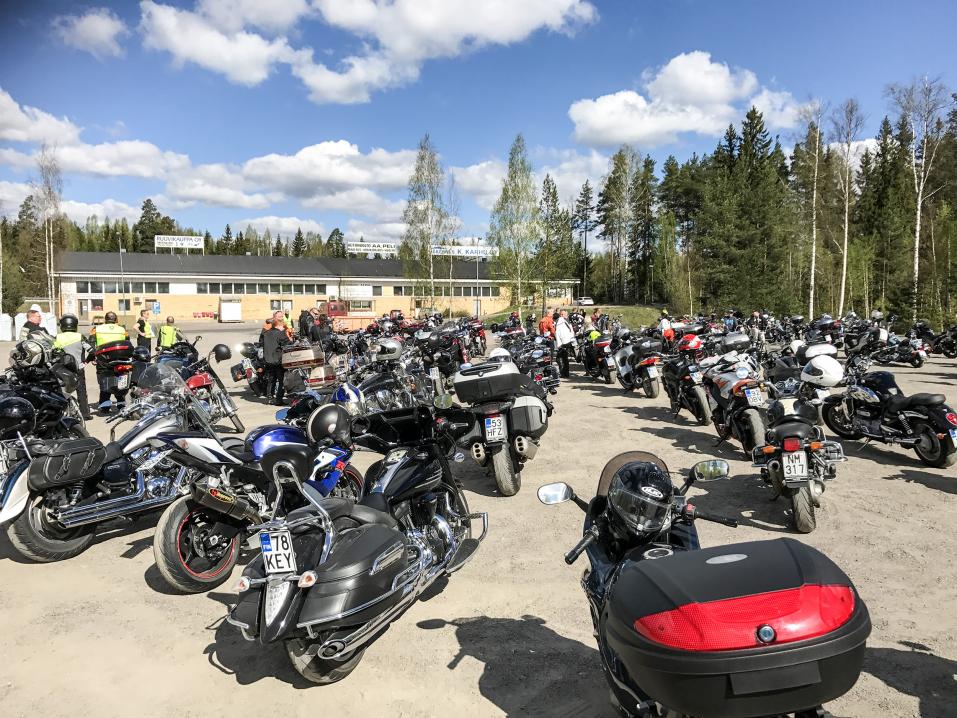 Porukkaa alkaa kokoontua Mäntsälän Suurlavan parkkipaikalle sunnuntaina 21.5.