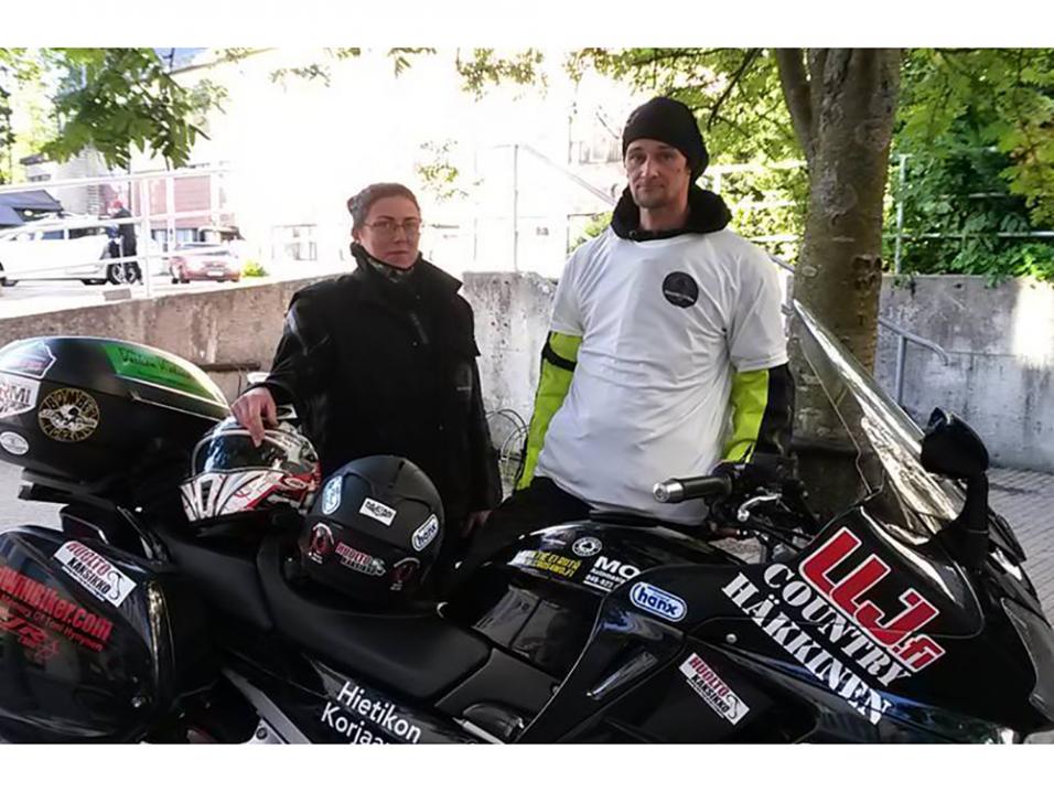 Anne Hartikka ja Topi Rautjoki hakivat perjantaina Good Will Biker -tarrat ja asusteet.