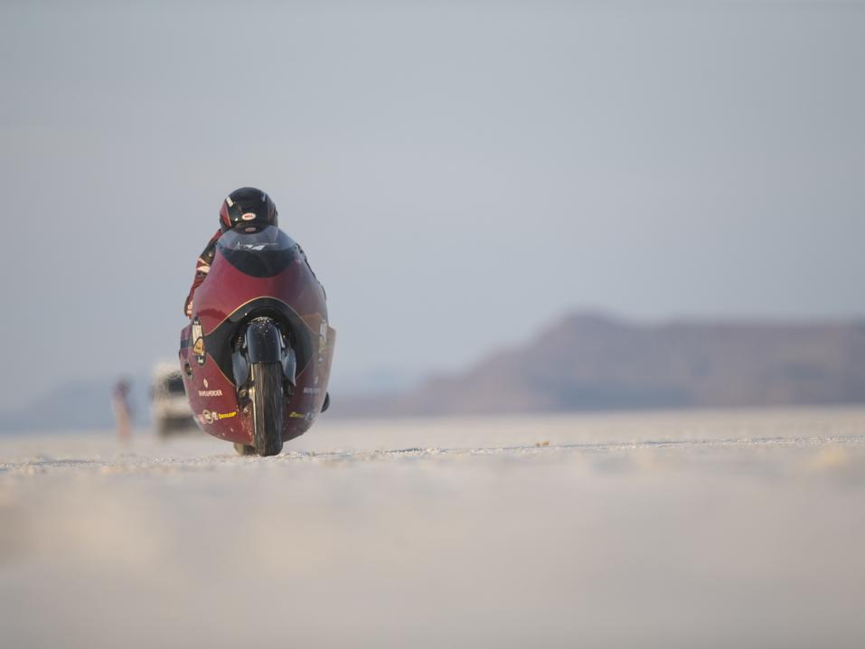 Lee Munro ja Indian Scout Bonnevillessä.