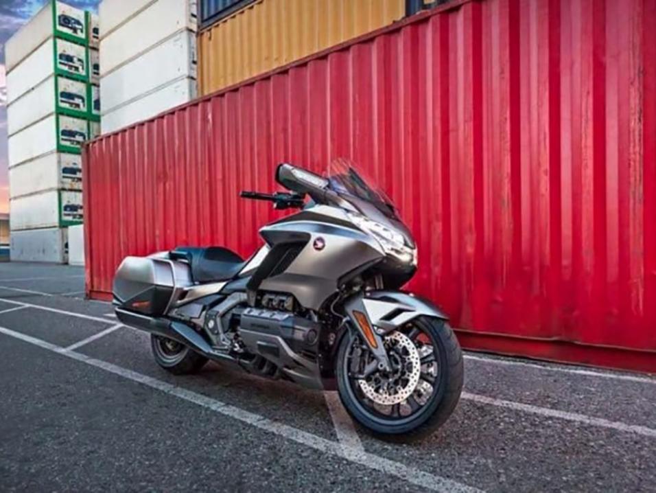 <p>Vuosimallin 2018 Honda Gold Wing vuodettuna. Tässä Bagger?</p>
<p> </p>