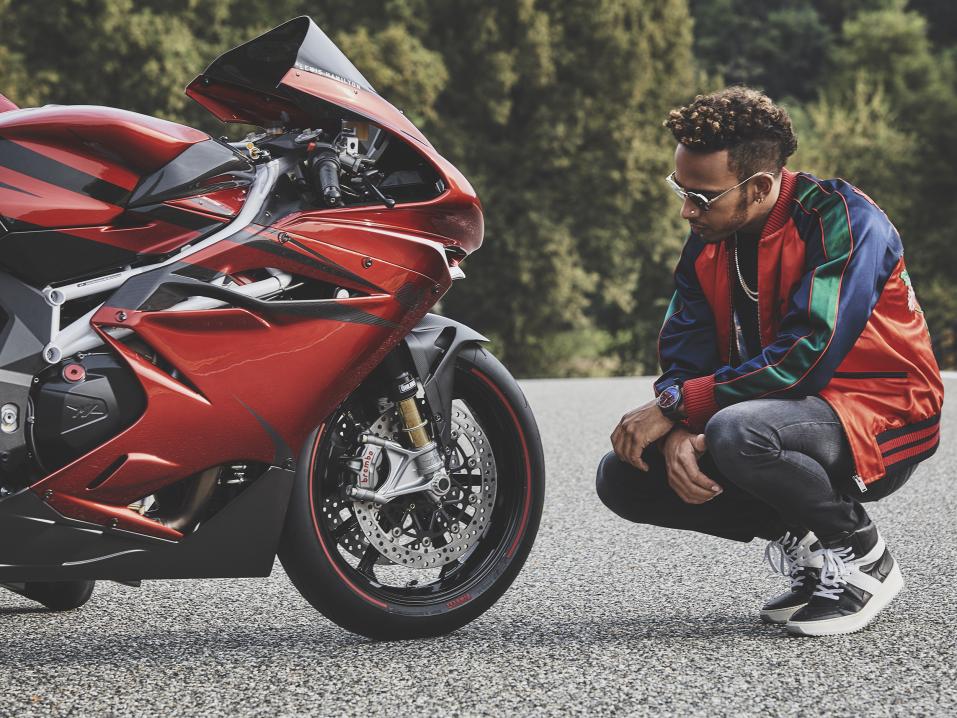 <p>Lewis Hamilton ja hänen nimeään kantava MV Agusta F4 LH44.</p>