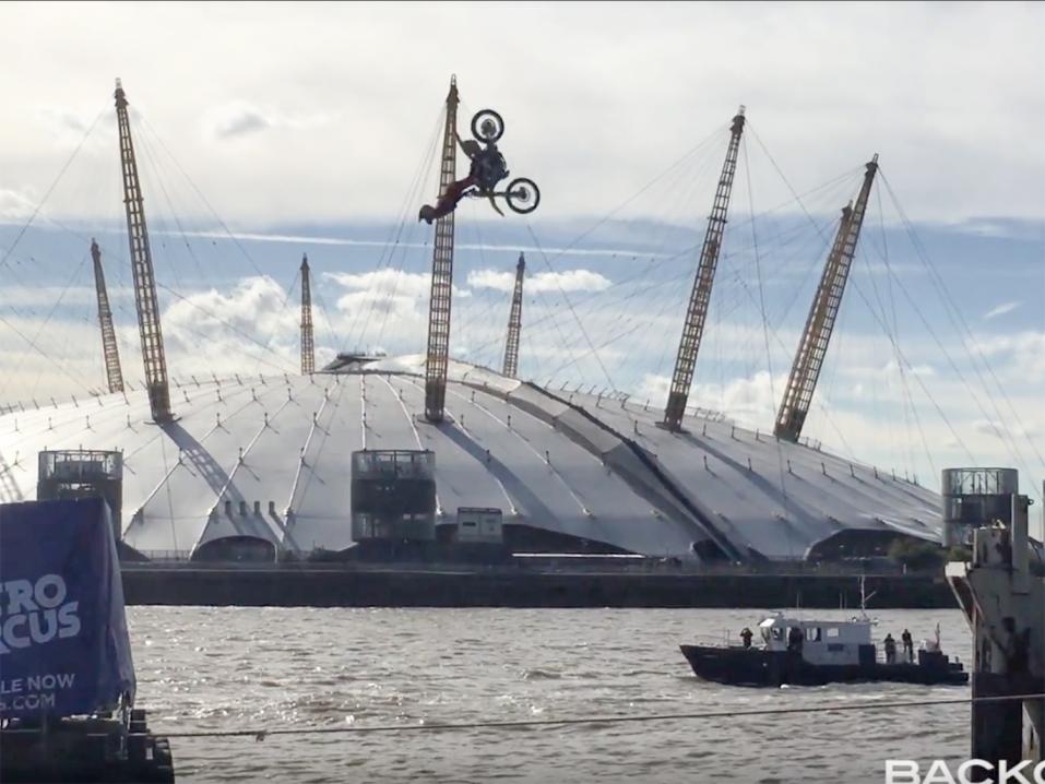 Travis Pastrana ilmassa hurjassa hypyssään kahden proomun välillä 5.10.2017 Thames-joella.