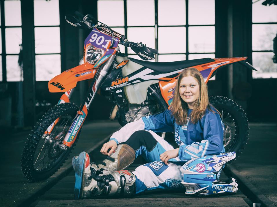 Sanna Kärkkäinen opetteli ajamaan jo 3,5 vuotiaana allaan Honda Monkey. Nyt pyöränä on KTM 250cc EXC-F Kuva Heikki Sarkala (HSPhotoGraphing).