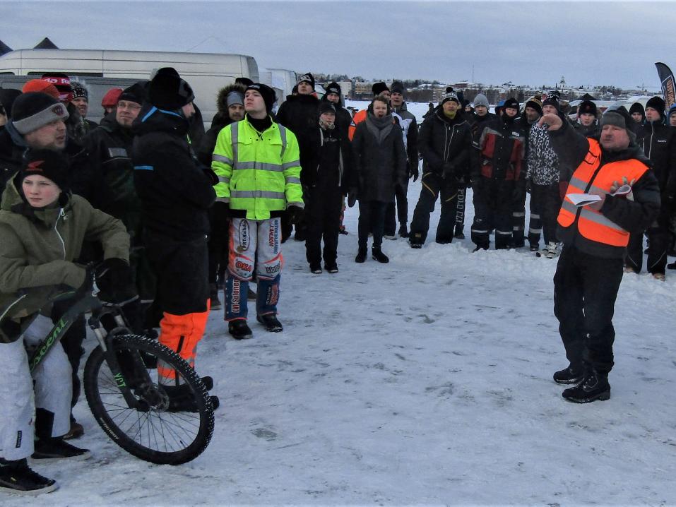 Kilpailunjohtaja Arto Holopainen veti kuljettaja kokouksen, jossa kerrattiin kilpailun jutun juoni