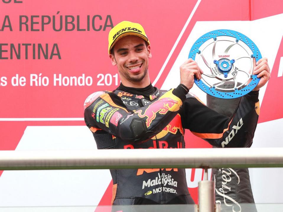 Miguel Oliveira tuuletti podiumilla Moto2-kisan kolmatta sijaansa. Kuva David Goldman.