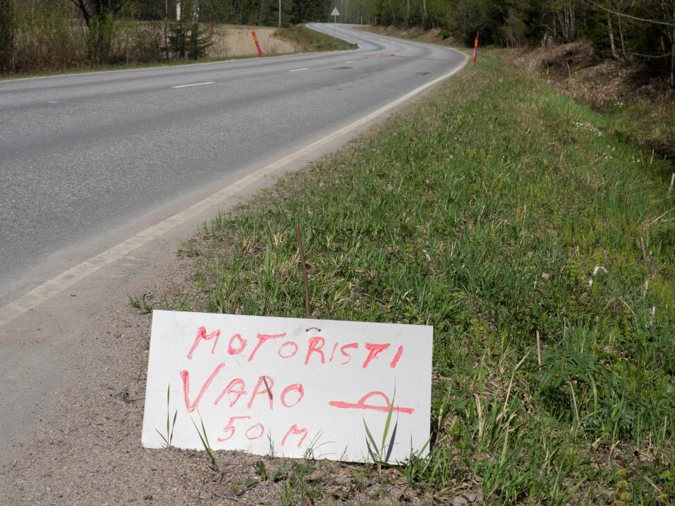 Sastamalan Riippiläntie lauantaina 12.5. Motoristin torstaina kohtaama kyltti oli tällainen. Paikkaa näyttivät nyt myös tieurakoitsijan asentamat varoituspaalut. Täyssy / halkeama oli entisellään.