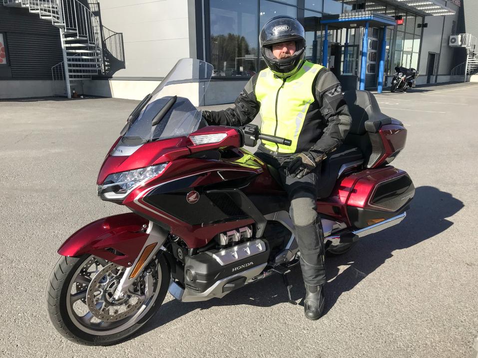 Pikaisen tutustumisen jälkeisissä tunnelmissa. Alla täysin uusittu Honda Gold Wing 1800 vuosimallia 2018.