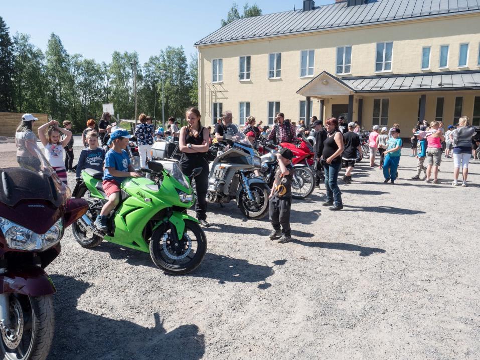 Koululaiset tutustuivat innolla paikalla olleisiin moottoripyöriin. Suosituin motoristi pyörineen taisi oppilaitten mielestä olla etualalla ollut vihreä Kawasaki ja sen nuori omistajaneito.