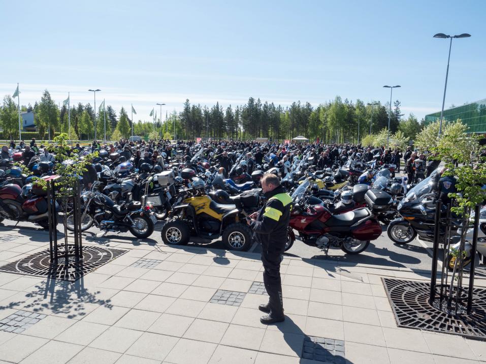 Hymyilevän Motoristin Kevätpäivä Oulu 26.5. Moottoripyöriä oli Ideaparkin pihalla paljon. Tässä ei ole vielä edes läheskään kaikki.