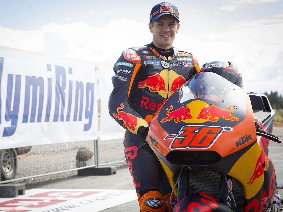 <p>Mika Kallio toi tällä viikolla Suomeen KTM:n RC16 MotoGP-pyörän. Kuva: Jari Heikkilä.</p>