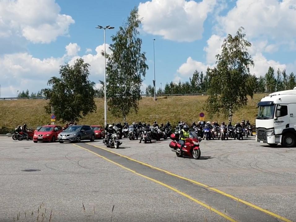 Lähtö Ruskeasannan Shelliltä Good Will Biker Toni Hynysen muistoajoon 14.7.2018. Kuvakaappaus Antti-Jukka Tuomelan kuvaamalta videolta.