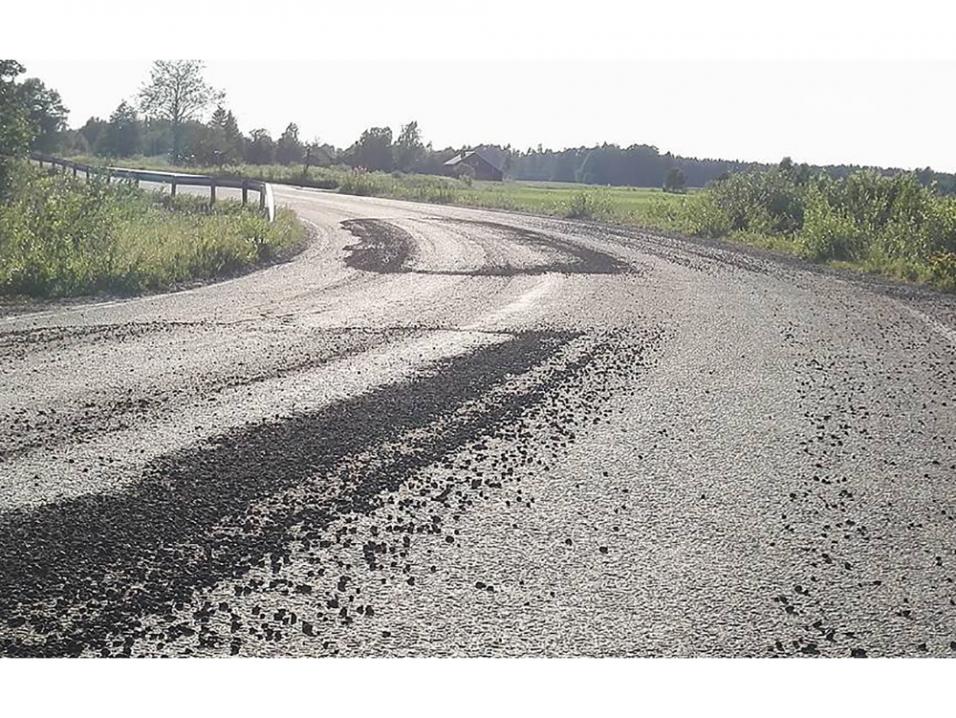 Tien 'höyläpaikkausta' Leinebergin ruukille vievän tien mutkassa. Irtsora on kuin kuulalaakereiden päällä ajaisi.