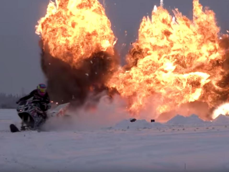 Stunt Freaks Teamin Suzuki Gixxer 1000 cc ja 170 hv Snow Bike ja loppuhäsyjä.