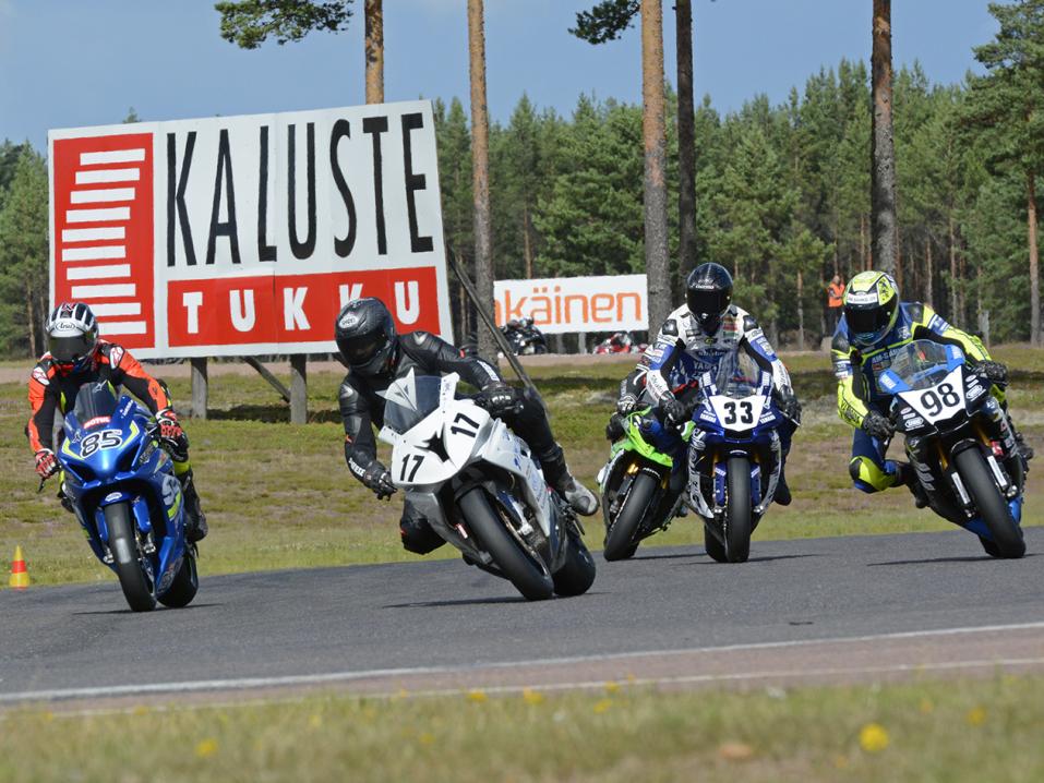 Ajotilannekuva Superbike-lähdöstä.