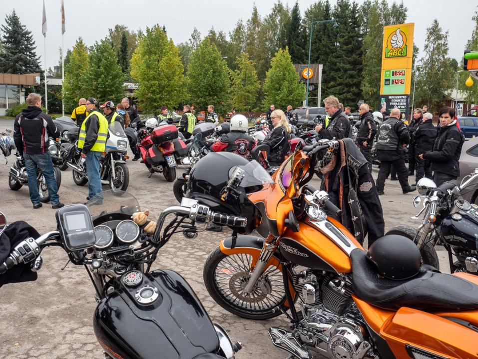 MKKV Karvialla. Motoristit kerääntyivät hyvissä ajoin Karvialle ST1:n pihalle.