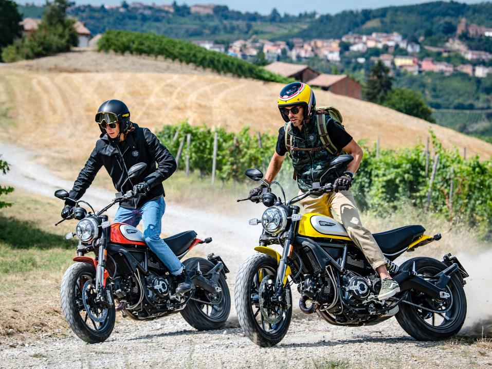 Uusitun Ducati Scrambler Iconin molemmat värivaihtoehdot.