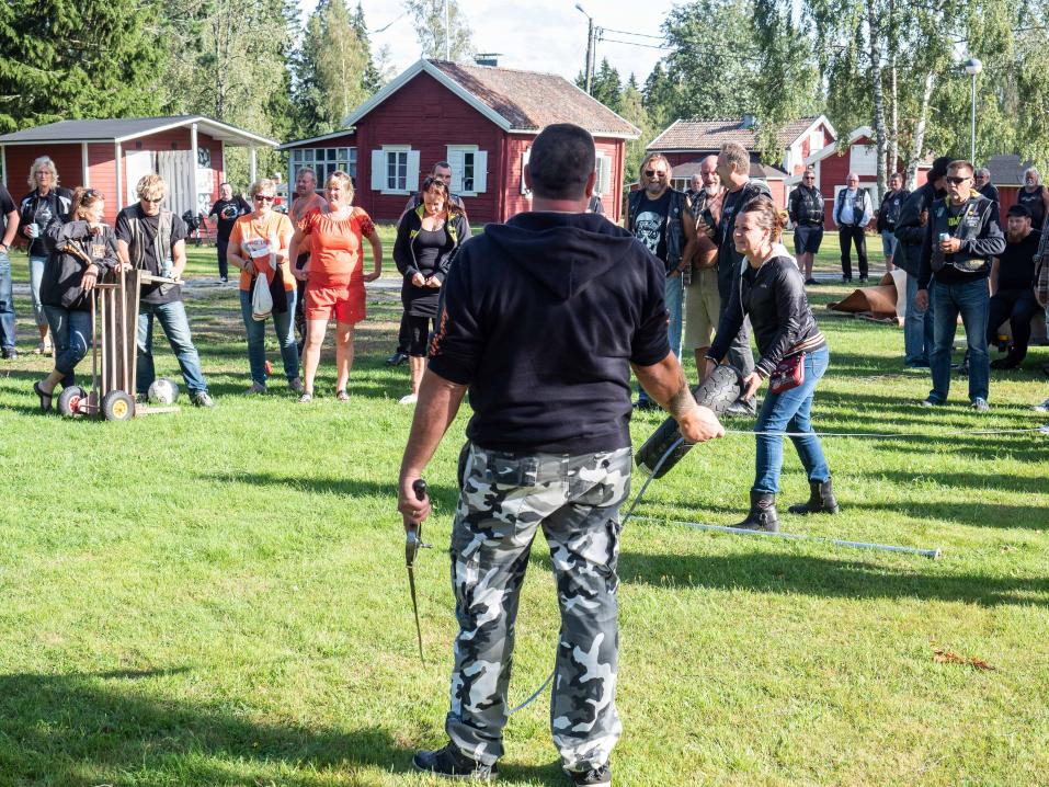 6 % Rally Pietarsaaressa elokuussa. Renkaanheittokisa meneillään.