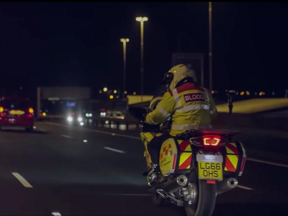 Blood Bikers of England. Kuljettamassa elämiä pelastavia verta, lääkkeitä ja elimiä ympäri Englannin päivin ja öin. Täysin vapaaehtoistyönä.