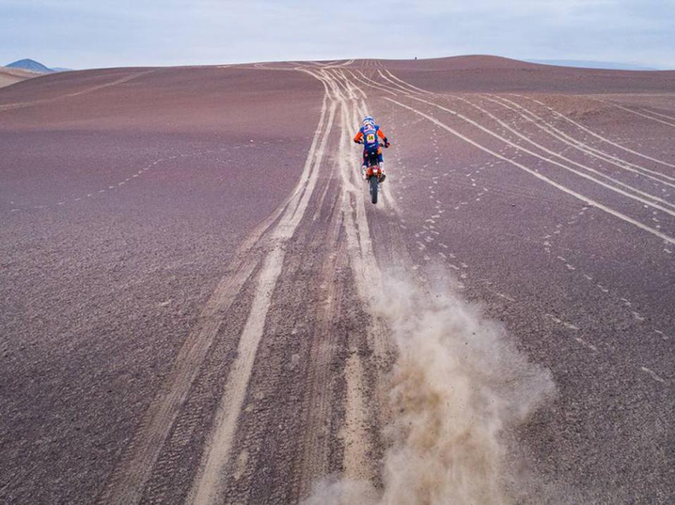 <p>Sam Sunderland KTM tehdastiimi välillä San Juan de Marcona - Arequipa 9.1. Kuva: Frederic Le Loc'h / FPPI.</p>