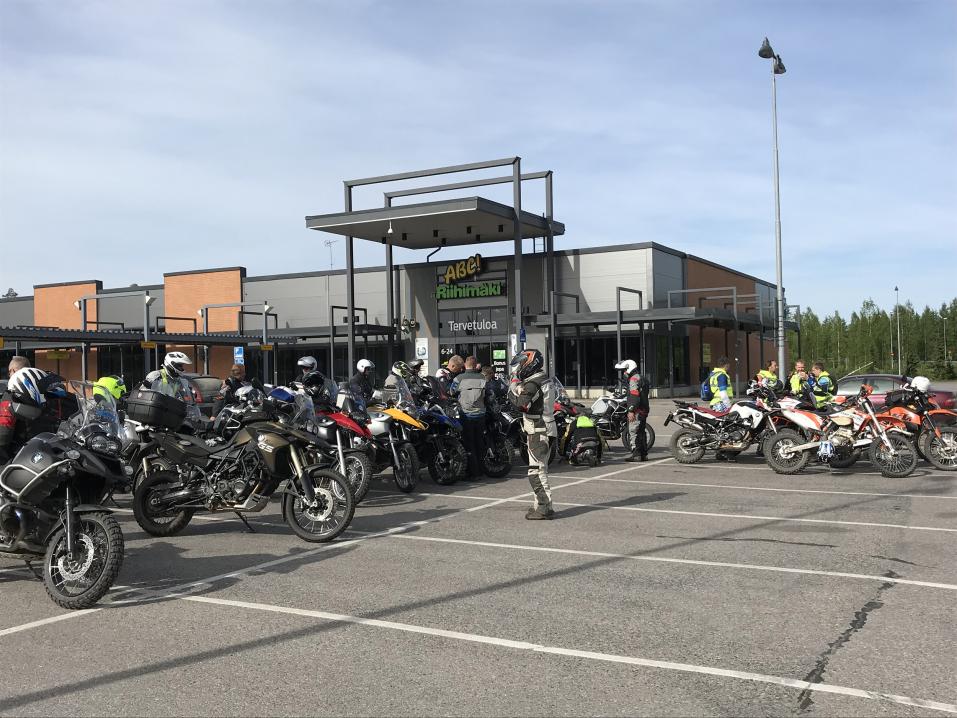 Viime toukokuun Enduro Extremen osallistujat kokoontumassa Riihimäellä.