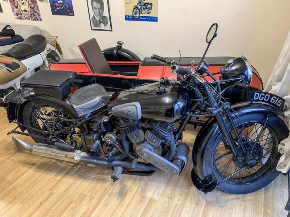 Vuosimallin 1937 Brough Superior SS80 olohuoneessa, missä se oli ollut majoitettuna viimeisen kymmenen vuoden ajan.