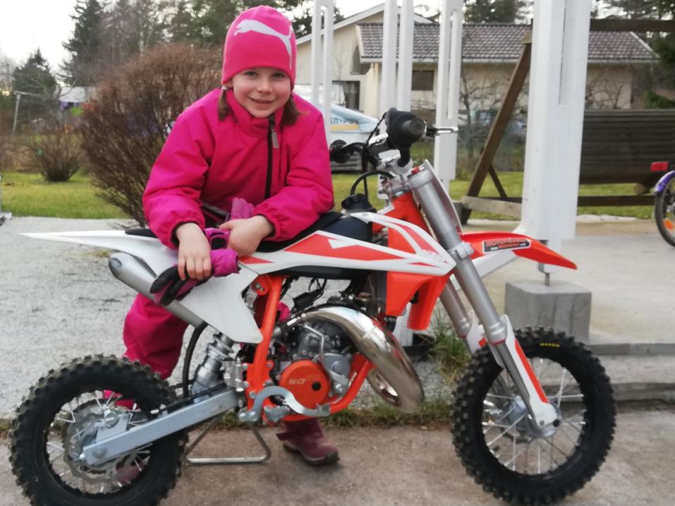 <p>Iina ja uusi KTM SX 50 -crossipyörä. Kuva: Jari Suikkanen</p>