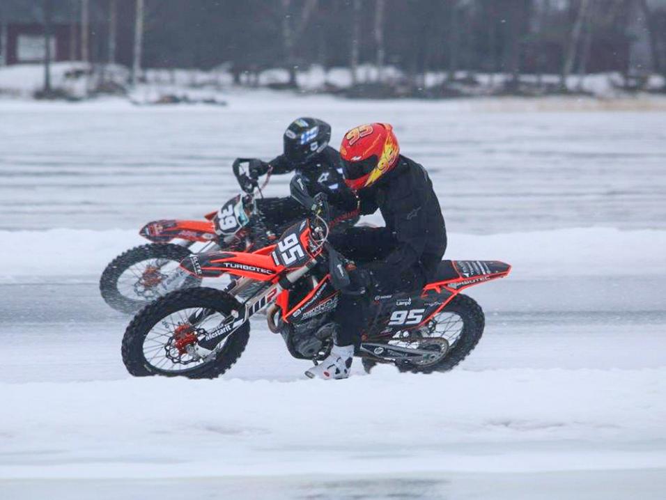 Vertti Takala (#95) ja Niki Tuuli (#39) kävivät kovaa taistelua A250-luokassa. Kuva: Juha Harju.